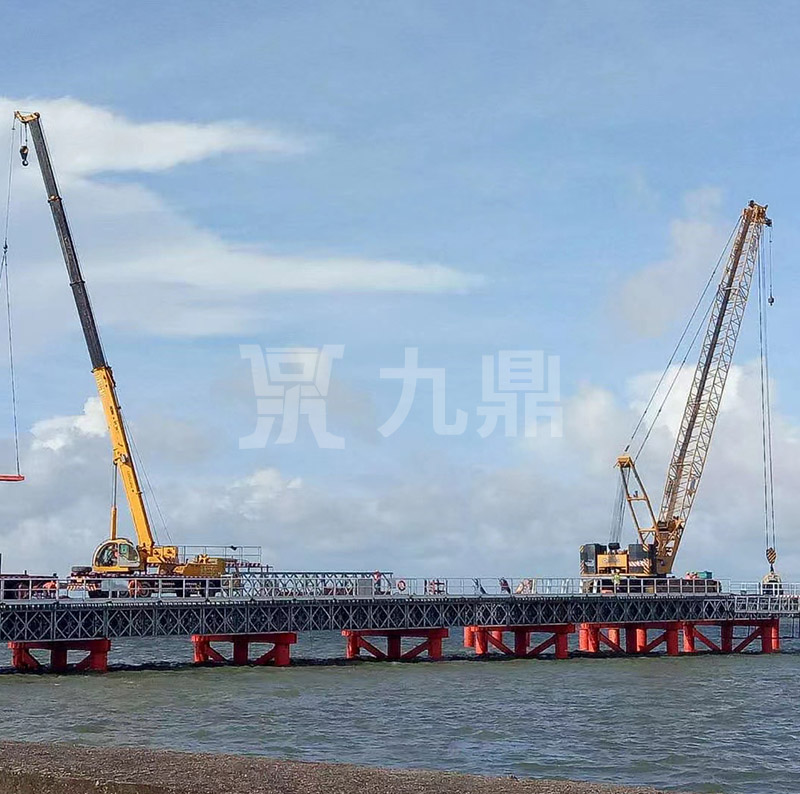 贝雷片不仅有结构简单的优点，而且它适应性很强